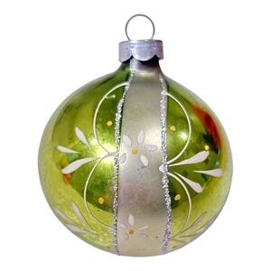 Vintage 2.5" Green w/ White Daisies Glass Christmas Ornament Ball Silver Mica